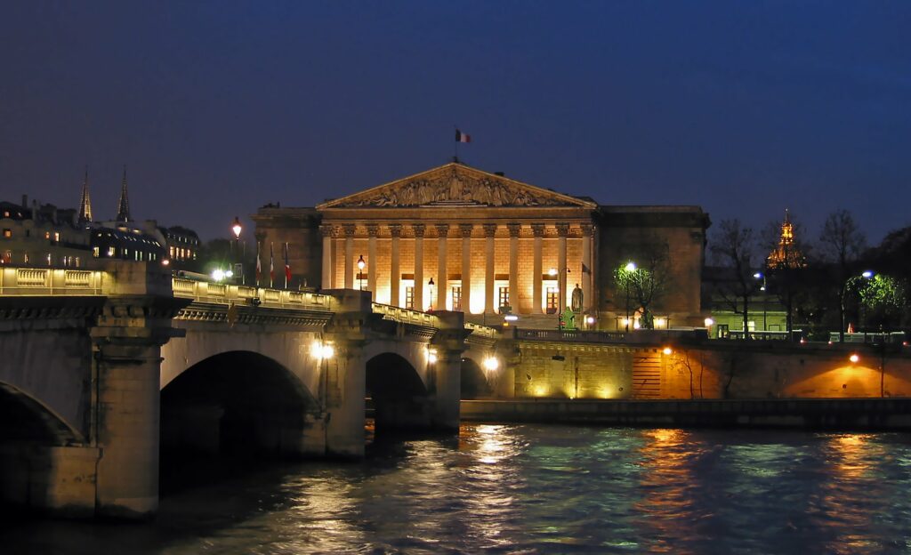 "Palais Bourbon Nuit" von Daniel Vorndran / DXR, lizenziert unter CC BY-SA 3.0 über Wikimedia Commons